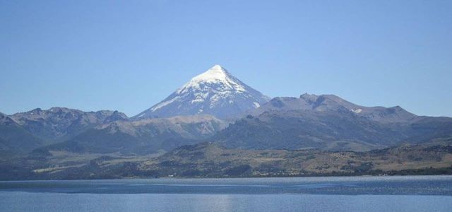 Volcan Lanin y Lago Huechulafquen