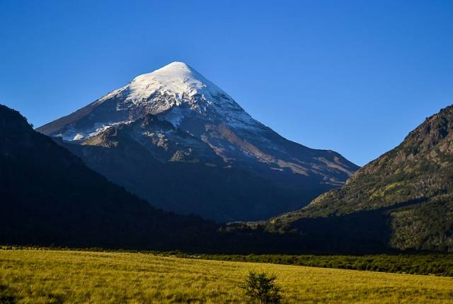 Volcan Lanin y Lago Huechulafquen